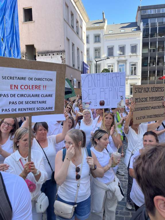 Manifestation devant le siège des Engagés