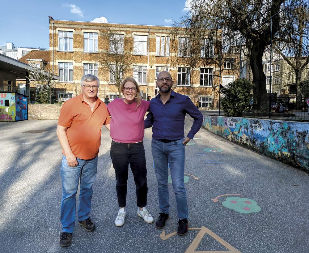 Alain Bonus (à g., directeur de 2002 à 2023) et Mohsen Ombelets (à d., le directeur actuel) entourent Catherine Mollet. Membre du PO et historienne, c'est elle qui a déterré les archives de l'ISA. 