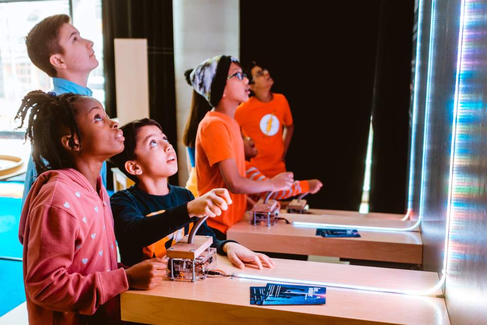 Des élèves participent à une exposition immersive où l'art numérique se vit, se touche et se joue.