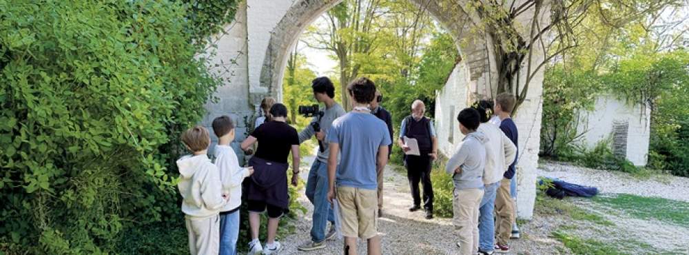 Des élèves filment dans la nature avec leur prof