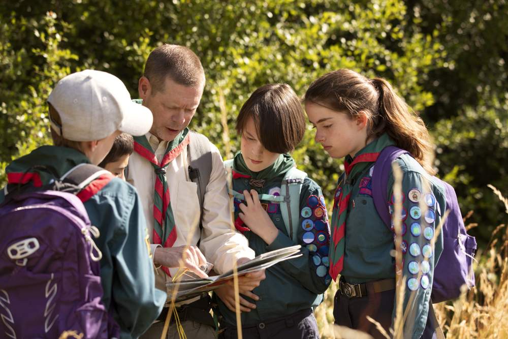 Groupe de scouts regardant une carte