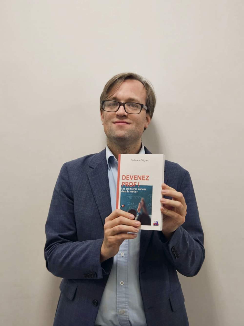 Guillaume Grignard qui montre son livre