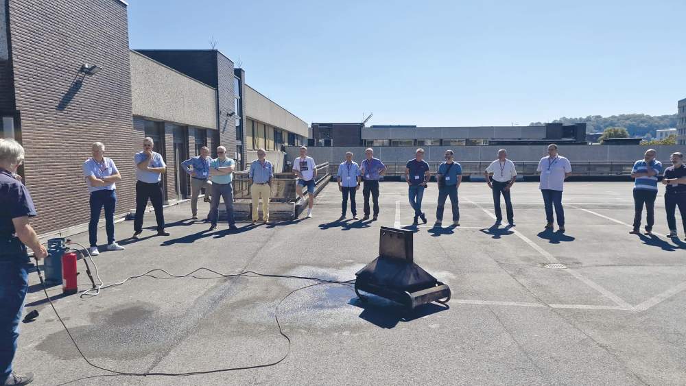 Enseignants et directions dans la cour de récréation simulant un exercice pour la prévention et la protection au travail