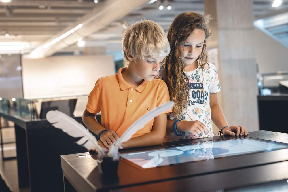 2 élèves dans une bibliothèque