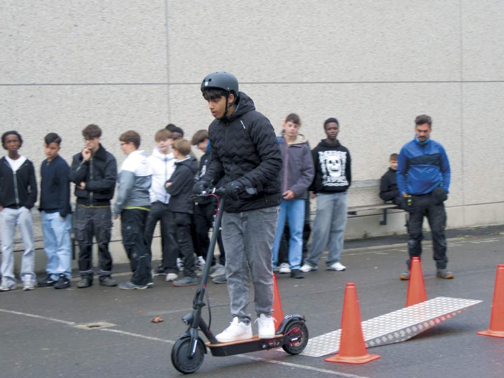 Jeune sur une trotinette - Fedemot