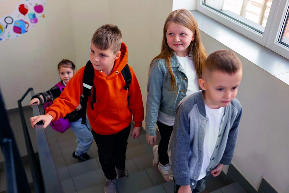 Enfants montant les escaliers 