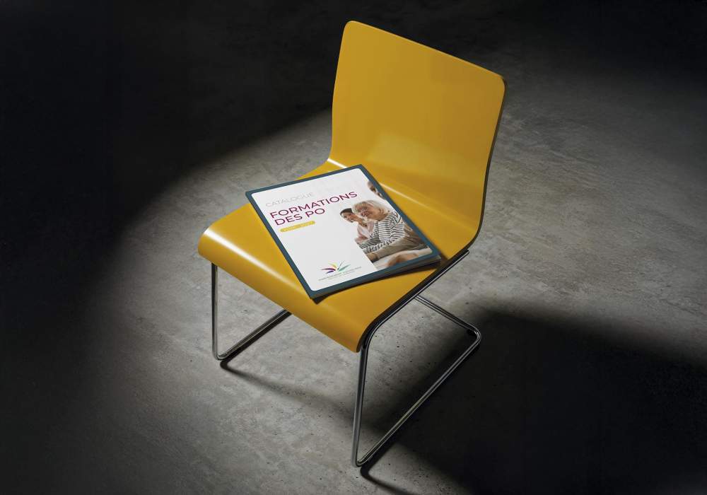 Le catalogue PO sur une chaise
