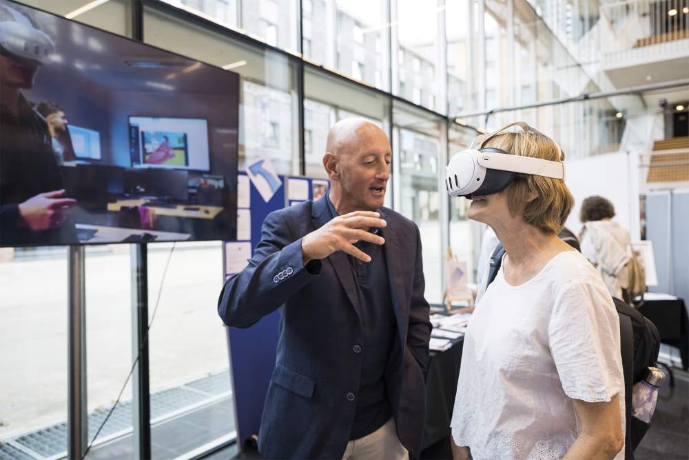 Une femme porte des lunettes 3D