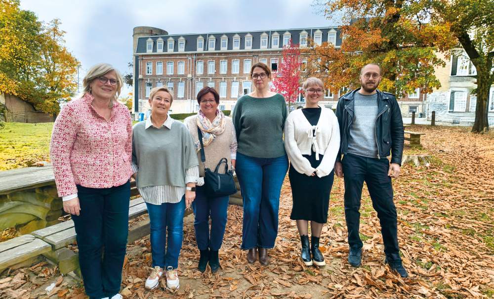 (de g. à dr.) Vinciane Jacques (directrice), Ariane Bruneel (RED), Sabine Hennecart (RED), Julie Colon (directrice adjointe), Laura Salien (RED) et Tibère Melotte (enseignant)