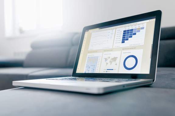 Ordinateur ouvert sur une fenêtre de navigation contenant des graphiques