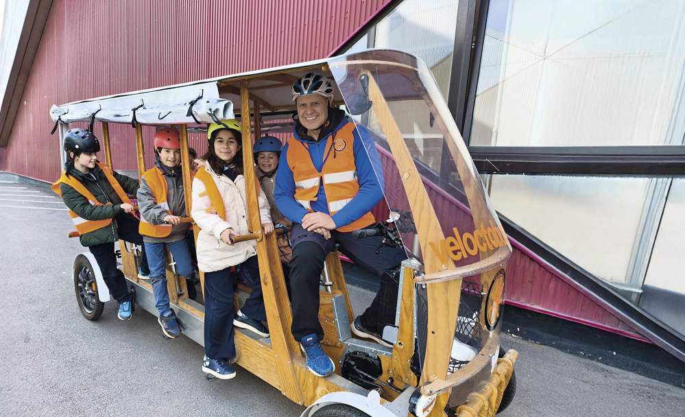Gilbert Desmet-Paulet en tête, ces quelques élèves ont rallié Sportcity en Veloctobus 