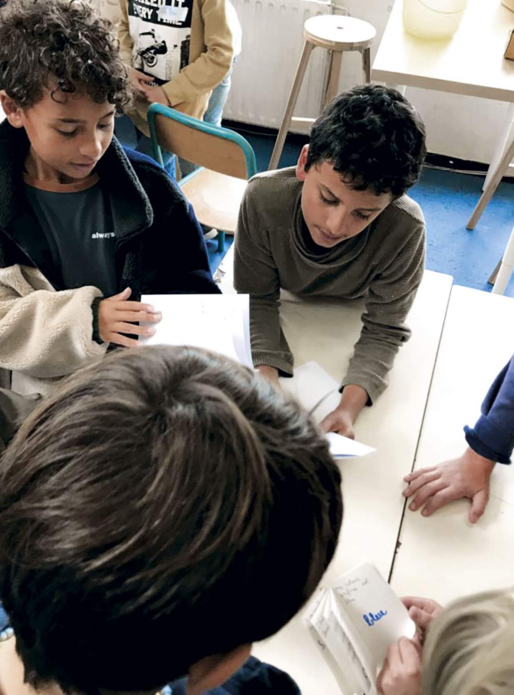 Des élèves en groupe dans une classe